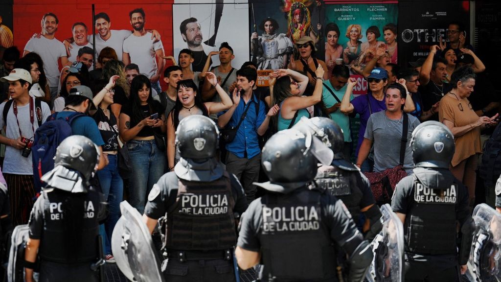 Sindicatos Argentinos Protestaron En Las Calles Contra Decreto De Milei