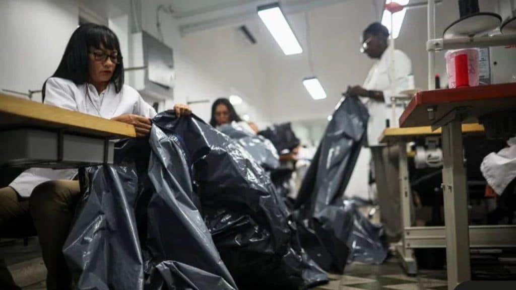 Taller de moda venezolano cambia vestidos por bolsas de cadáveres tras los terremotos