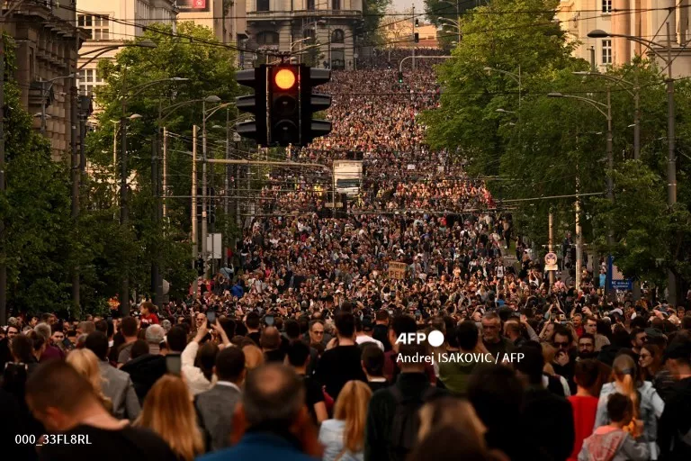 Decenas de miles protestaron por ola de violencia en Serbia