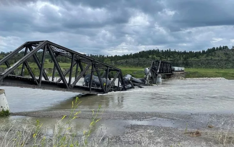 Un tren con sustancias peligrosas cayó al río Yellowstone