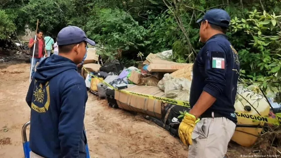 ¡TRAGEDIA EN MÉXICO! 27 personas murieron al caer autobús por un barranco