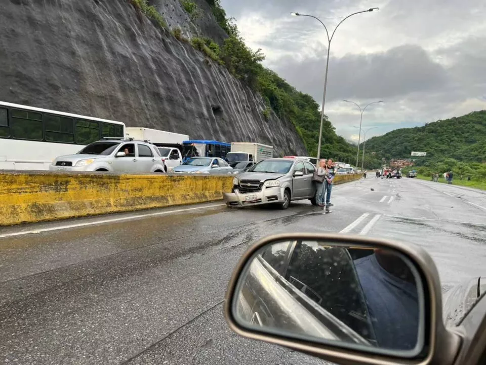 Al menos tres personas murieron, entre ellos un alcalde zuliano, en accidente múltiple en la autopista Caracas-Guarenas