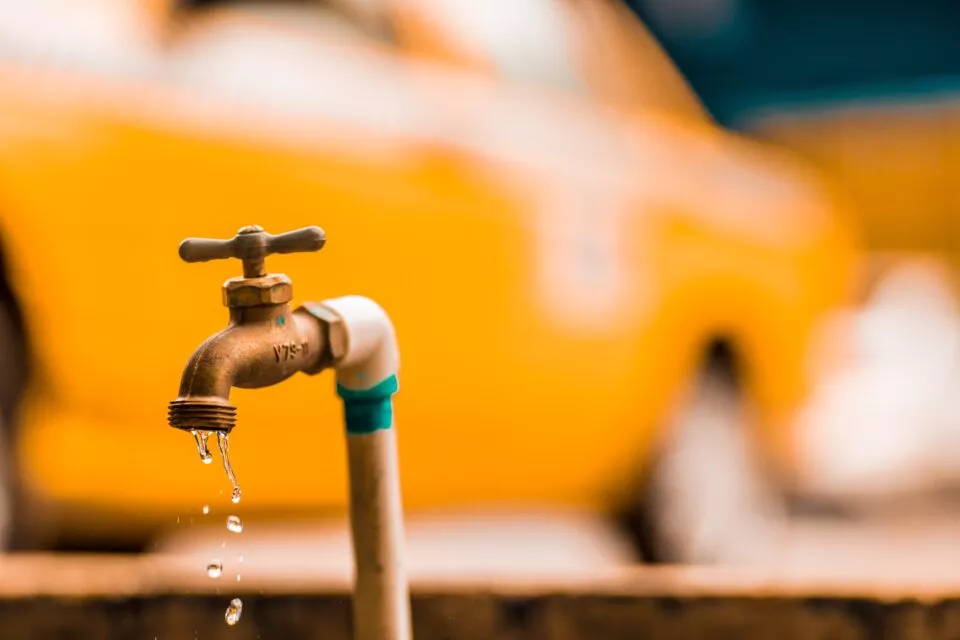 ENTRE CISTERNAS Y BOTELLONES | Conozca cuánto gastan los caraqueños para paliar escasez de agua