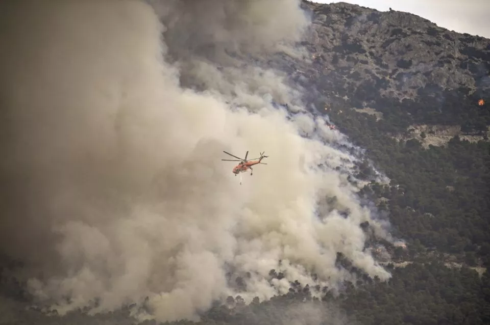 Quinto día seguido de incendios envuelven en "impresionante humareda" a la capital de Grecia