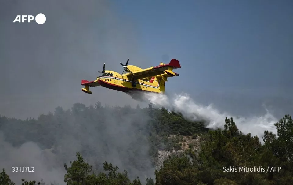 Bomberos combaten fuerte incendio en Grecia