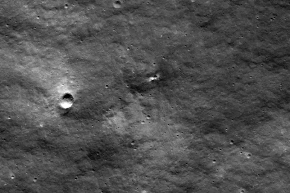 La NASA reveló imagen de nuevo cráter en la Luna ¿Qué lo pudo haber formado?