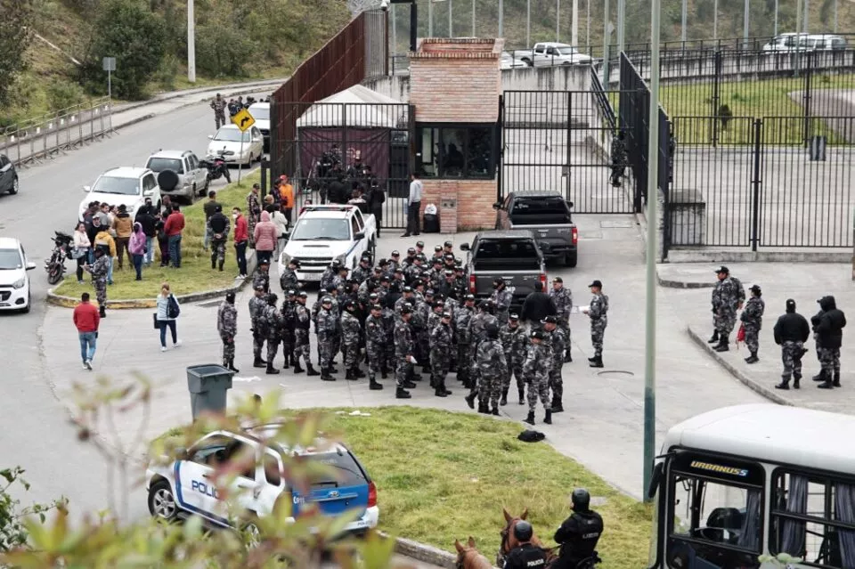 Liberan a los 57 guardias que los reos tenían secuestrados en distintas cárceles de Ecuador