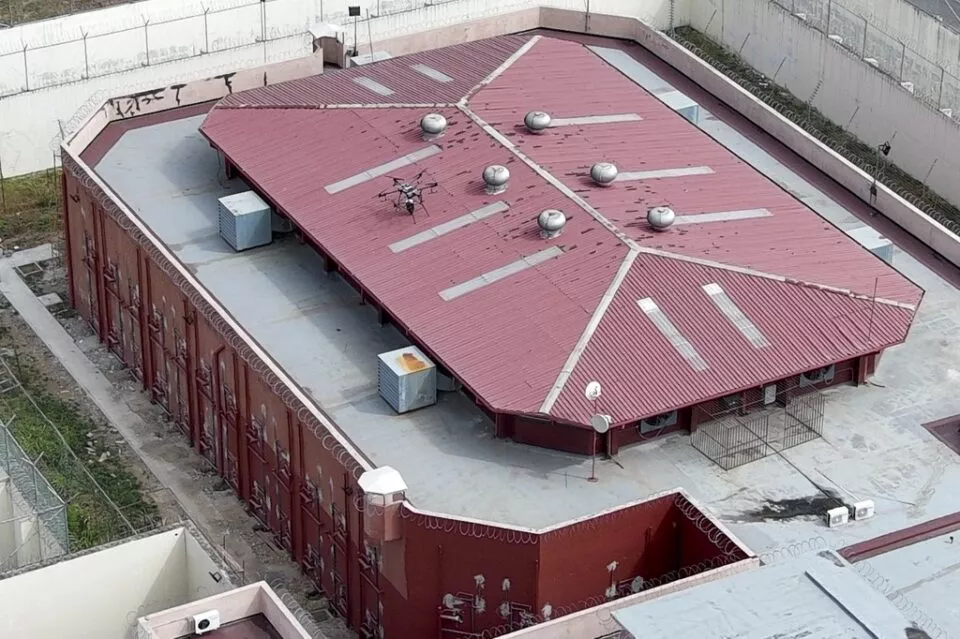 Policía de Ecuador detecta un dron en cárcel de máxima seguridad