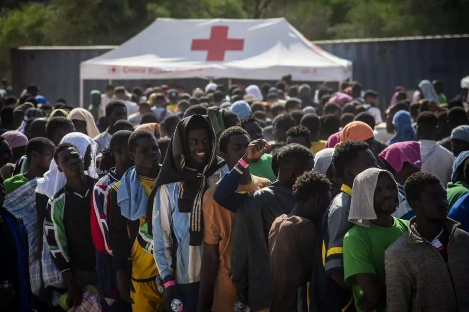 Isla italiana duplicó su población en un solo día ante llegada de ola de migrantes africanos
