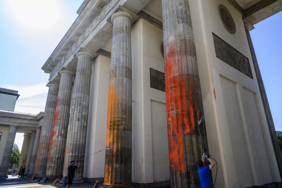 Activistas del grupo ecologista Última generación rociaron con pintura la puerta de Brandenburgo
