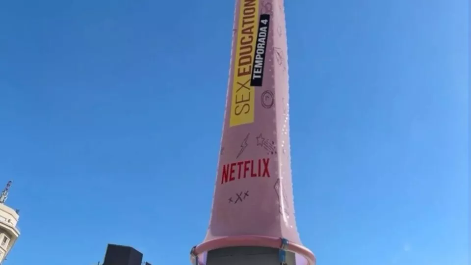 Le ponen un condón gigante al obelisco de Buenos Aires para promocionar serie (+VIDEO)