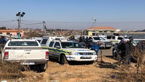 Policía de Sudáfrica mató a 18 personas en un tiroteo que duró alrededor de 90 minutos