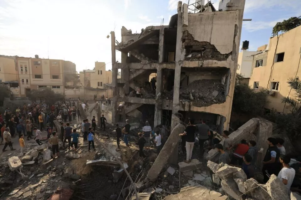Al menos 200 muertos en hospital de Gaza tras bombardeo israelí