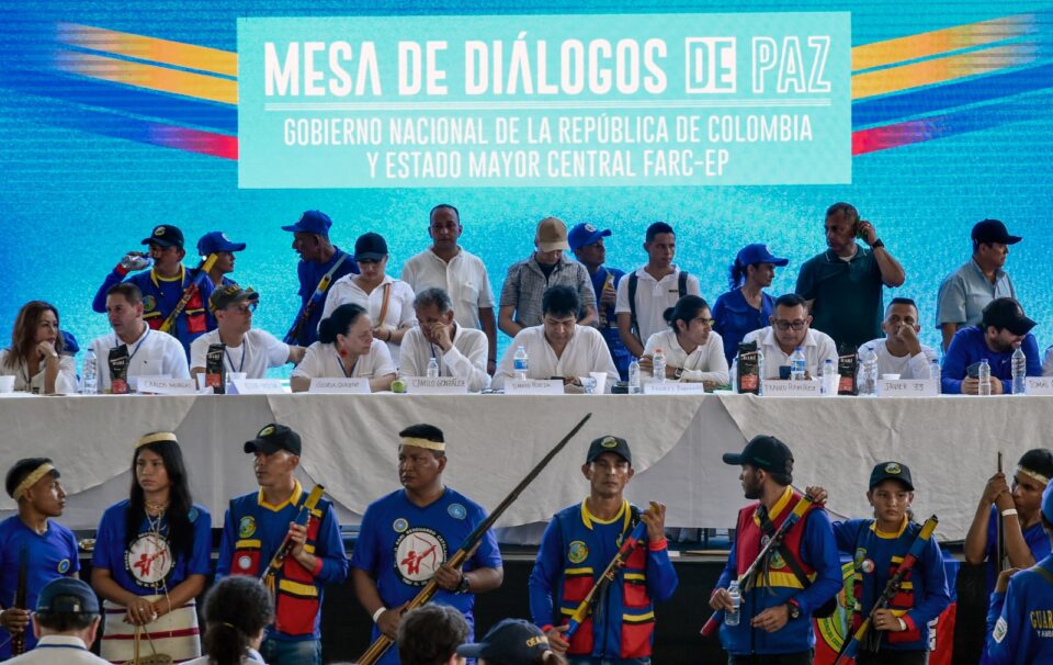 El gobierno de Colombia y el principal grupo de disidentes de la guerrilla FARC, que no se acogió al acuerdo de paz de 2016, se acusaron mutuamente este miércoles de mortales ataques en medio de una tregua