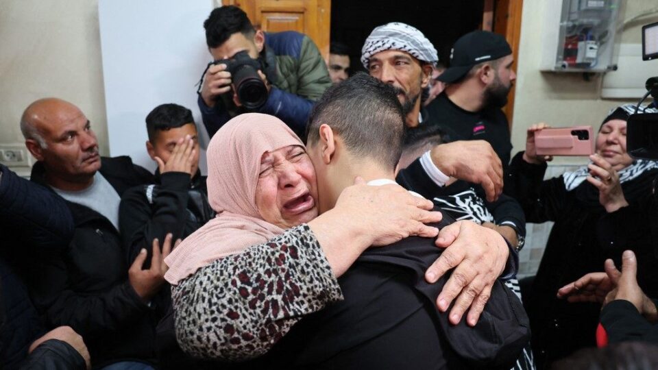 Hamás liberó 12 nuevos rehenes a cambio de 30 terroristas palestinos