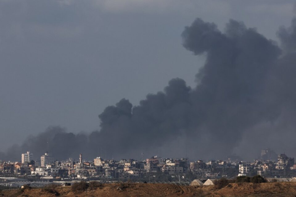 Una fotografía tomada desde el sur de Israel, cerca de la frontera con la Franja de Gaza el 6 de diciembre de 2023