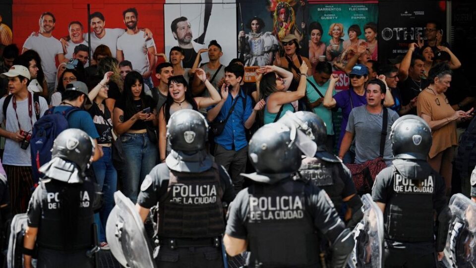 Sindicatos argentinos protestaron en las calles contra decreto de Milei