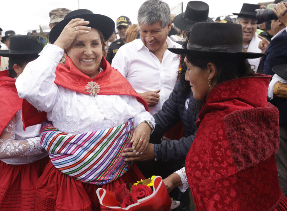 Presidenta de Perú fue agredida y zarandeada por mujeres durante evento (+VIDEO)