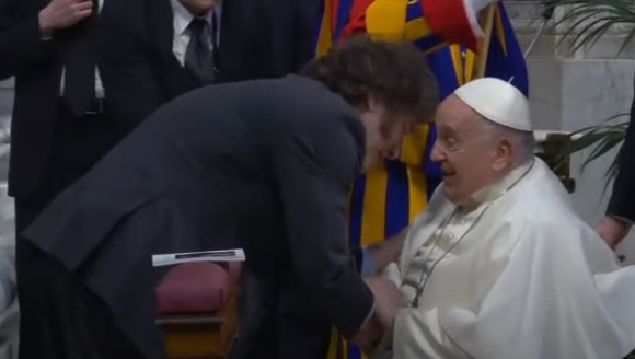 Milei y el papa Francisco se saludaron con afectuoso abrazo en el Vaticano