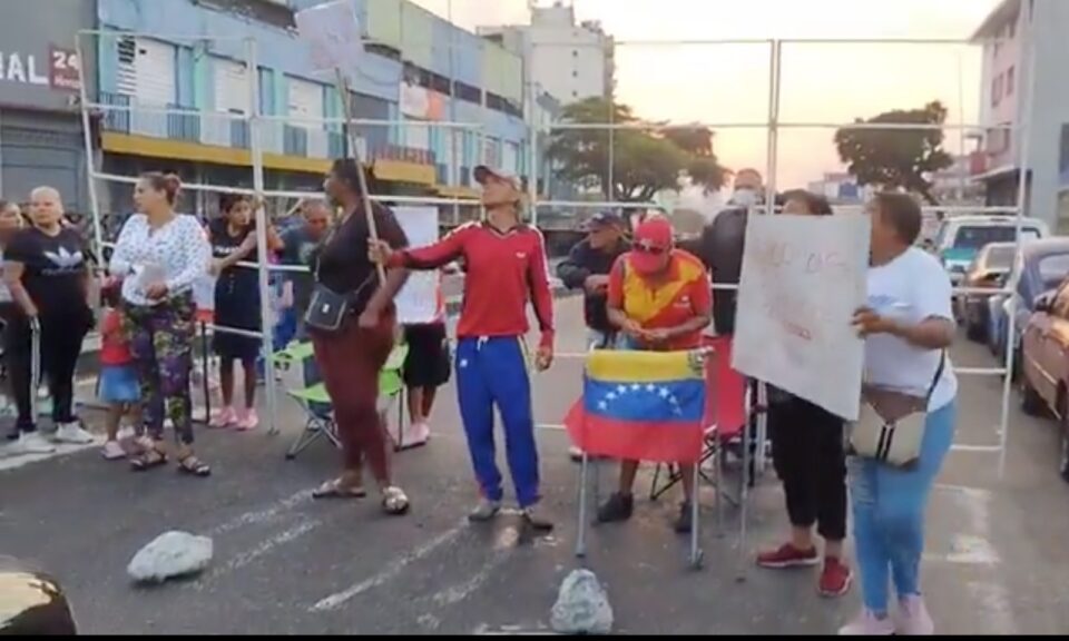 "Queremos vivienda": Protestaron 28 familias para exigir casas prometidas