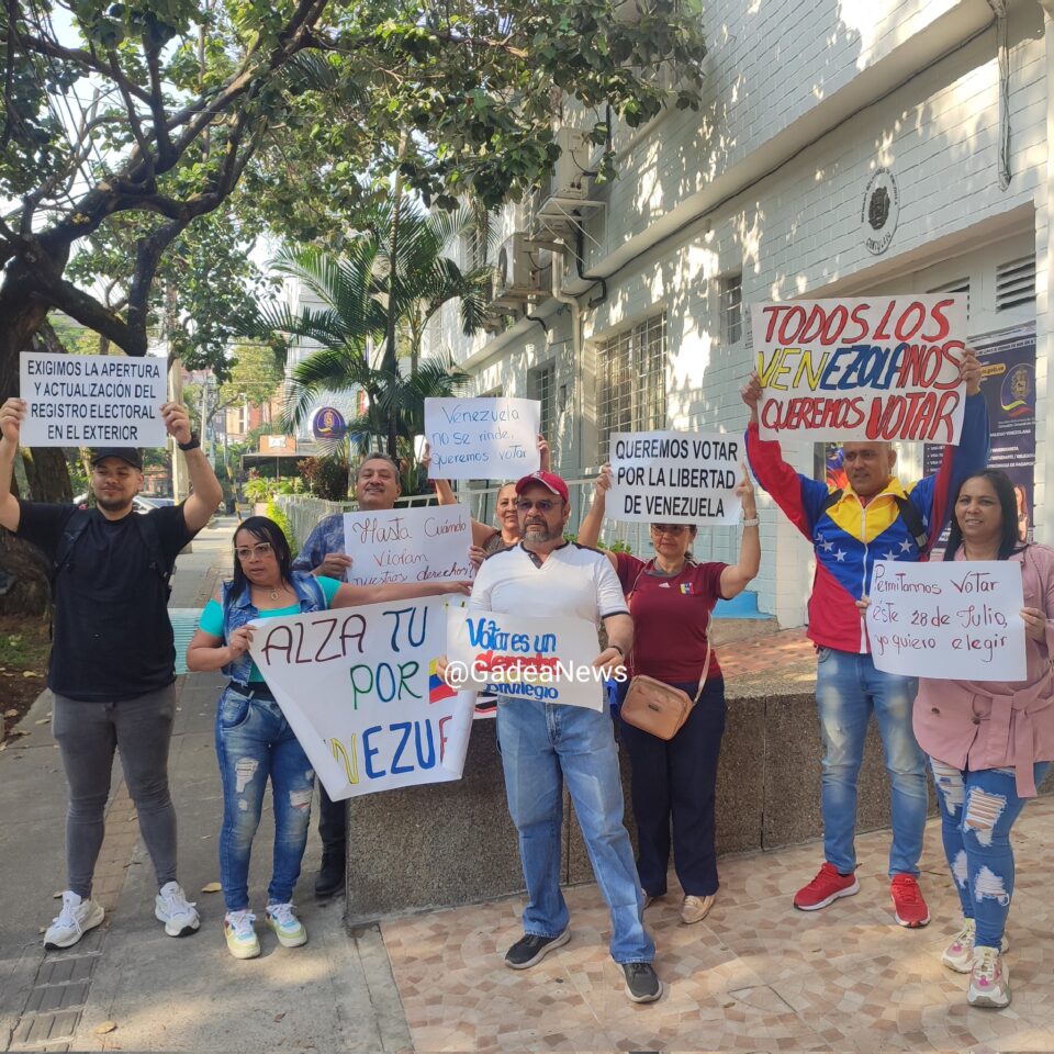 MEDELLÍN | Venezolanos acudieron por quinto día al consulado, aún no hay respuesta sobre inicio del RE