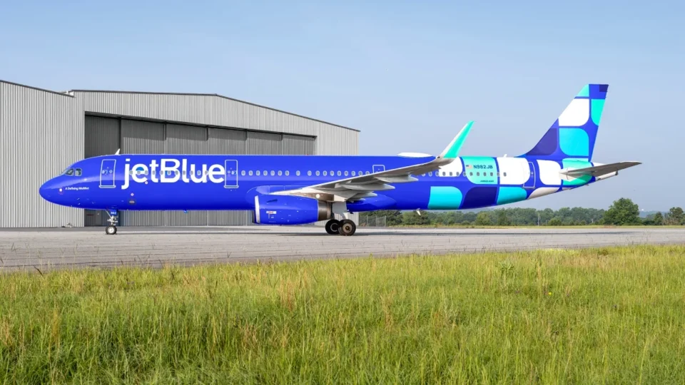 JetBlue pone fin a algunas de sus rutas tras anuncio de recorte de costos