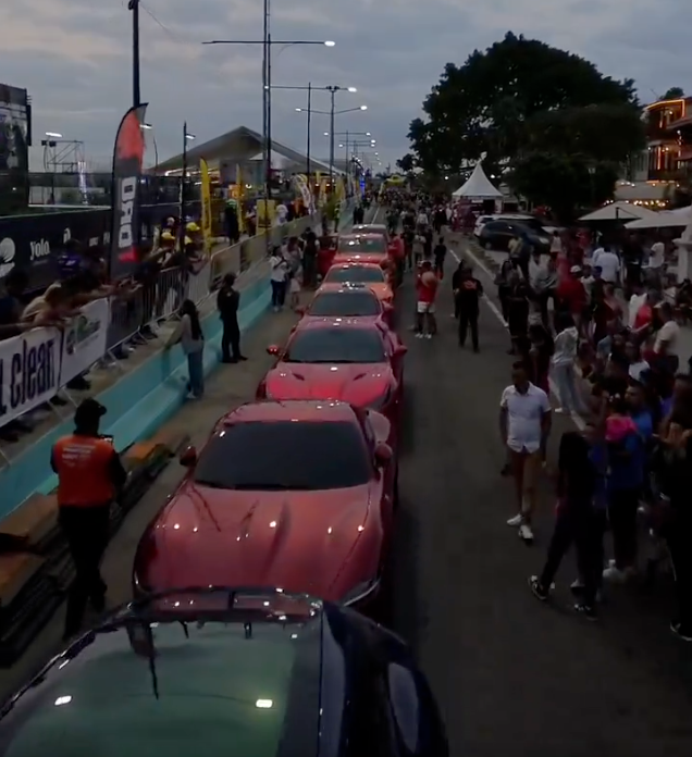 Lacava fue tendencia al mostrar una fila de autos de lujo en el campeonato de Padel