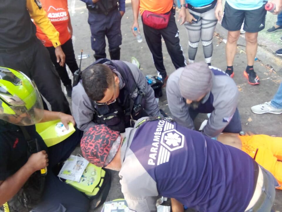 Paramédicos salvaron la vida de un corredor en el maratón CAF +VIDEO