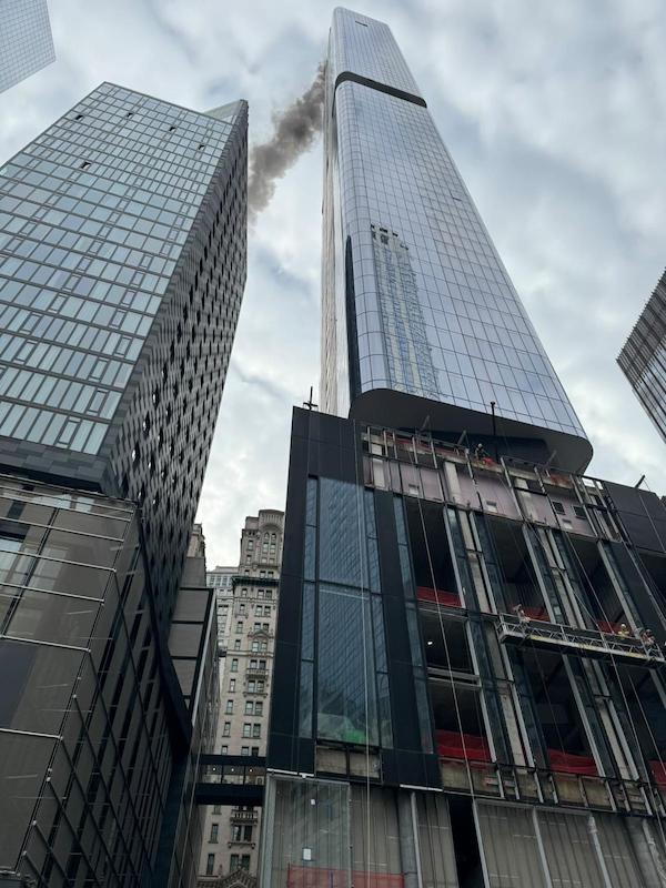 En horas de la mañana de este miércoles, 20 de marzo, se reportó un incendio en el rascacielos residencial "The Greenwich", ubicado en la 125 Greenwich Street, del Financial District de la ciudad de Nueva York.