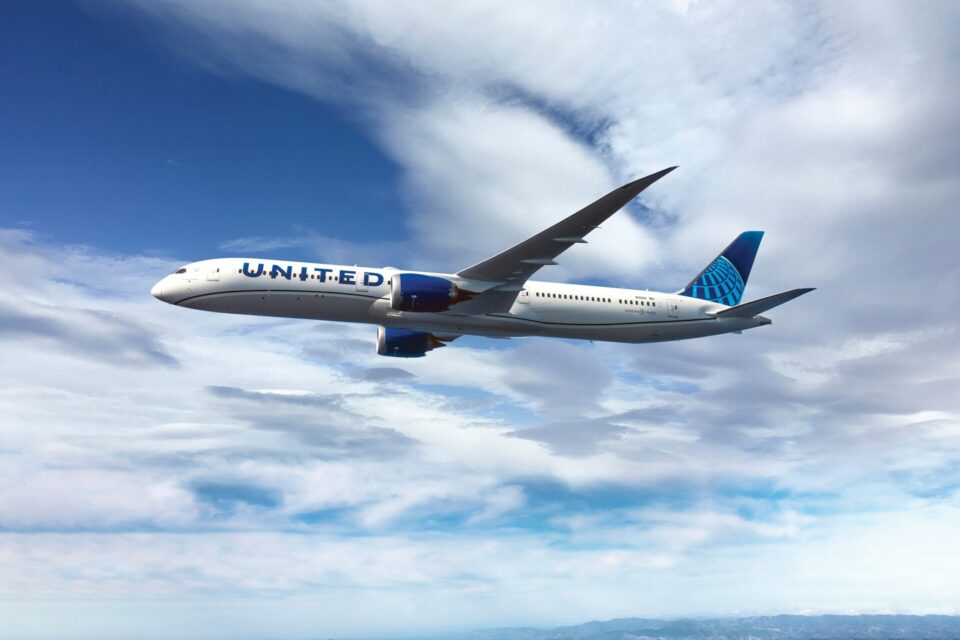 Avión de United Airlines tuvo que aterrizar de emergencia tras perder una llanta