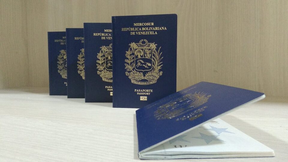 Colombia exigirá a los venezolanos tener pasaporte vigente para entrar al país