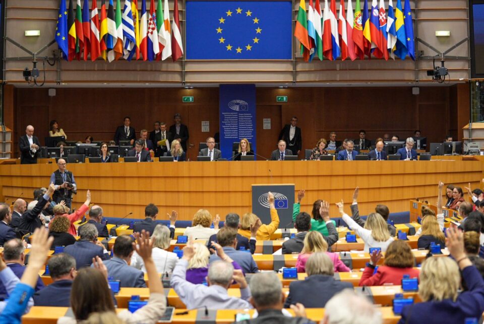 Parlamento Europeo aprobó conjunto de leyes de pacto migratorio y de asilo