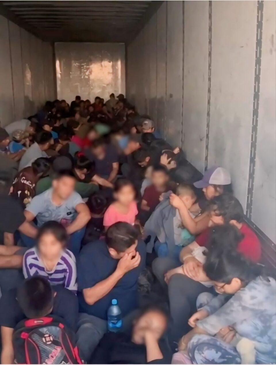 México | Rescataron a 131 migrantes en un camión, se dirigían a EE.UU.