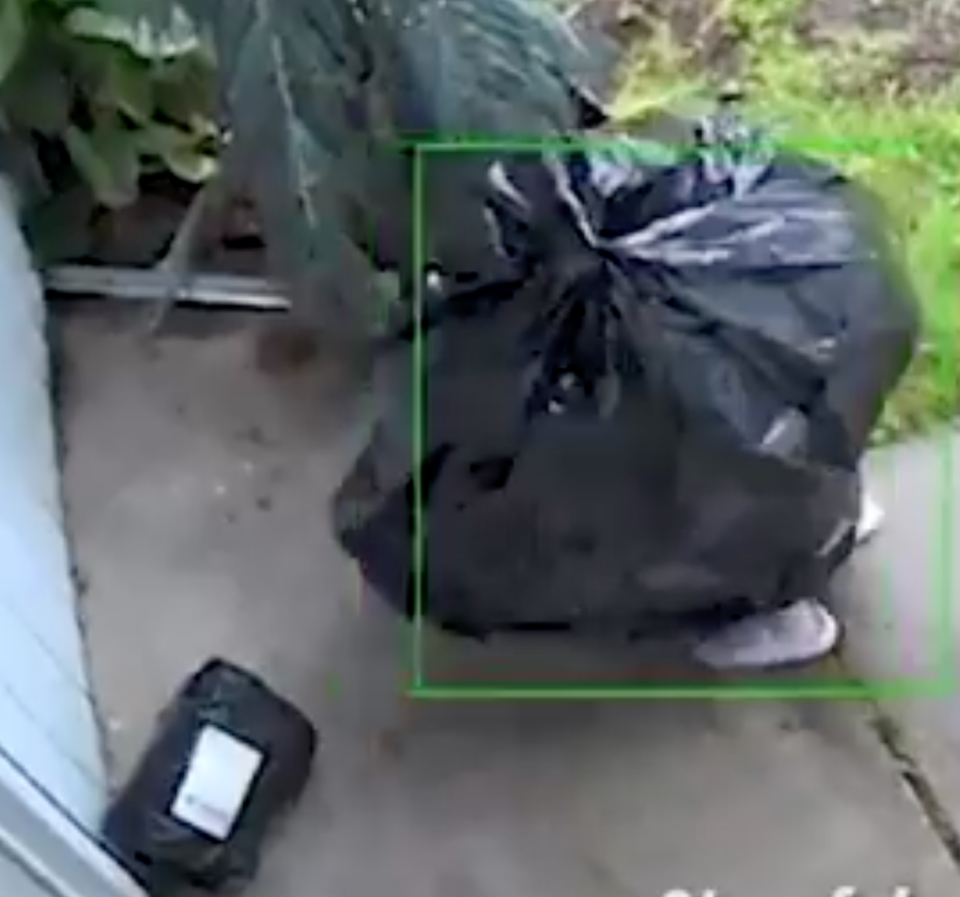 Captan a un hombre disfrazado de bolsa de basura que robó el paquete de una casa