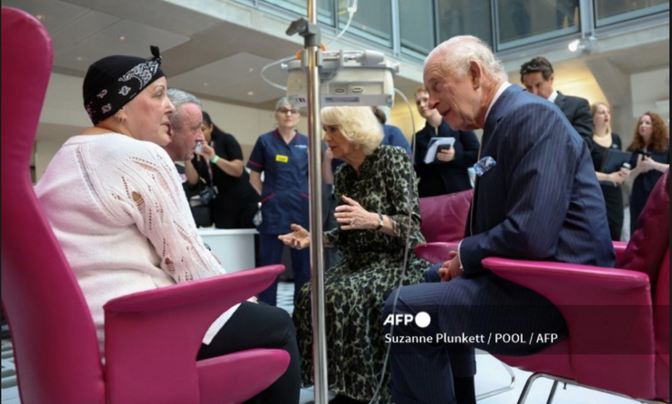Rey Carlos III asistió a institución contra el cáncer, reanudó sus apariciones públicas