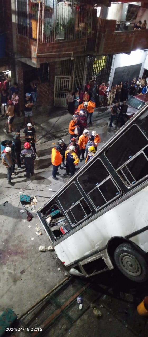 Autobús cayó por un barranco en la carretera Petare-Santa Lucía. Dejó 20 lesionados +VIDEO