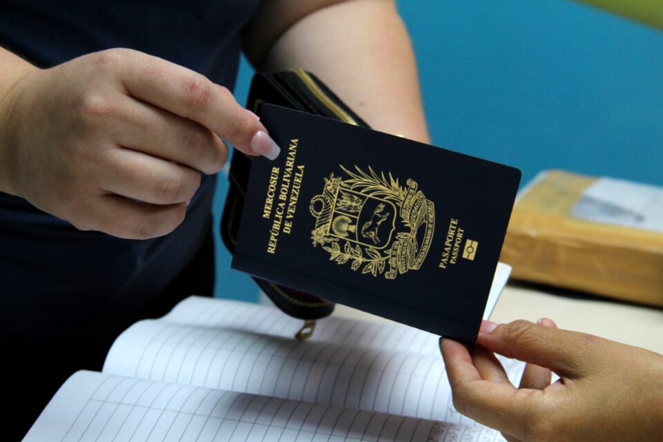Petro desmintió que su Gobierno exigirá pasaporte a migrantes venezolanos