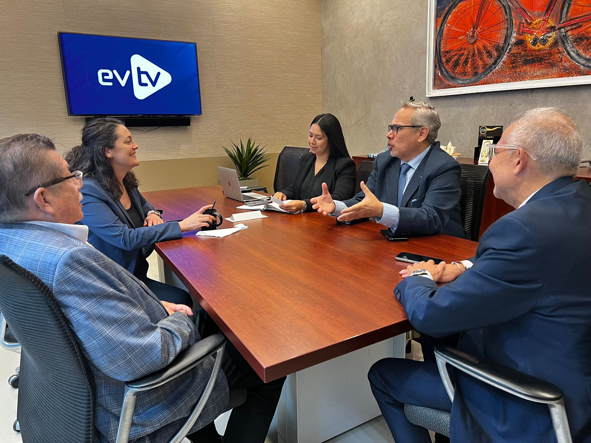EVTV consolida su compromiso con la democracia