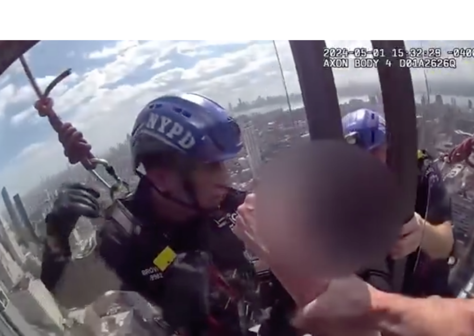 Mujer intentó saltar de una torre de 54 pisos y la policía la rescató