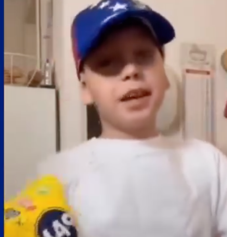 Niño venezolano en Italia prepara arepas para sus compañeros de clase