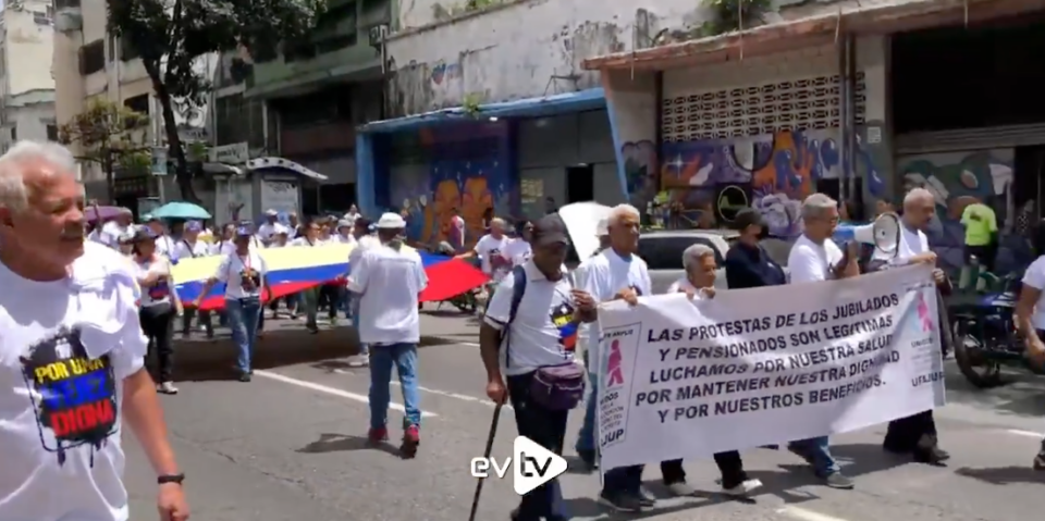 "No al exterminio": Adultos mayores marchan para exigir pensiones dignas