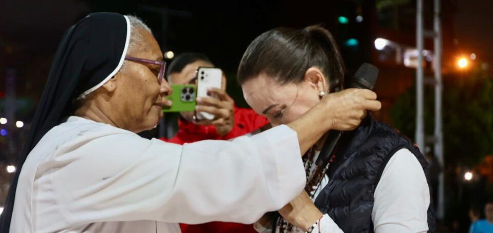 Una monja se montó a la tarima con María Corina: "La sangre de Cristo te protege"