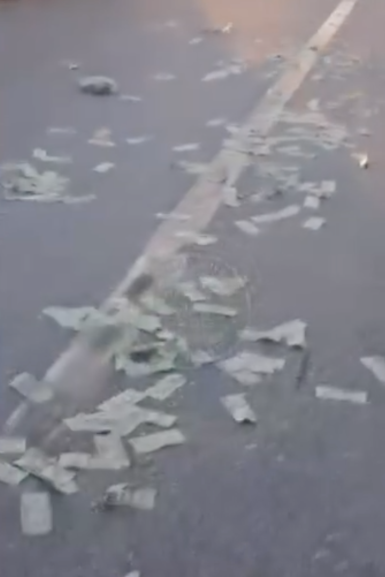 Camión blindado perdió bolsas de dinero en la pista del aeropuerto de Miami