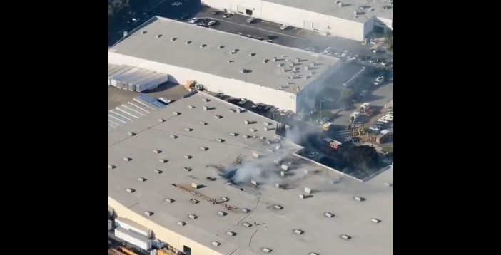 Dos muertos y 18 heridos tras estrellarse avioneta contra un almacén en Fullerton, California