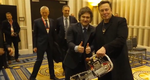 Javier Milei se reunió con Elon Musk y le regaló una motosierra (+VIDEO)