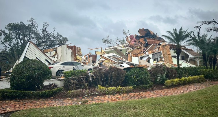 Varias casas resultaron dañadas tras el paso de un tornado por Longwood, Florida