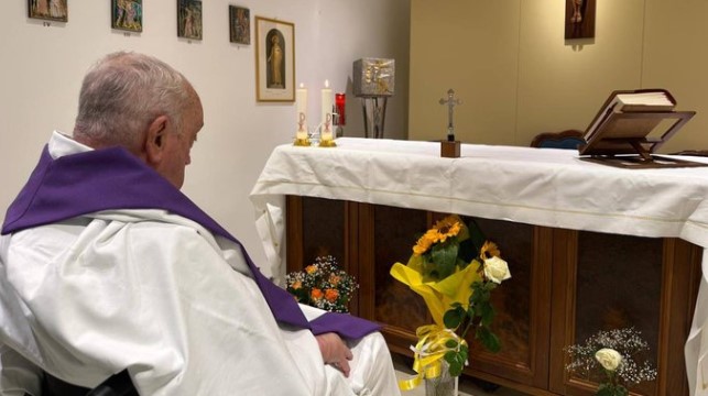 El Vaticano publicó fotografía del papa Francisco en el hospital en Roma