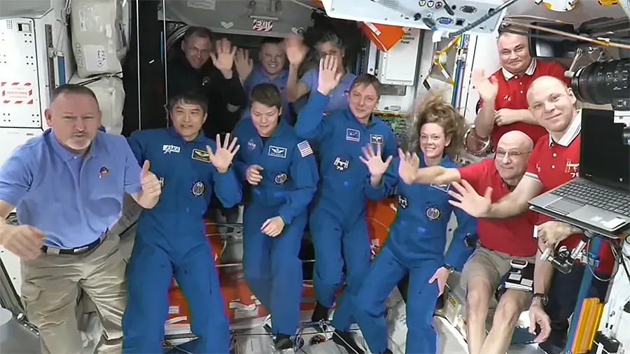 Astronautas varados de NASA recibieron a sus reemplazos en la estación espacial