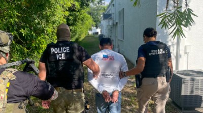 Arrestaron a casi 800 inmigrantes ilegales esta semana en Florida, EE.UU.