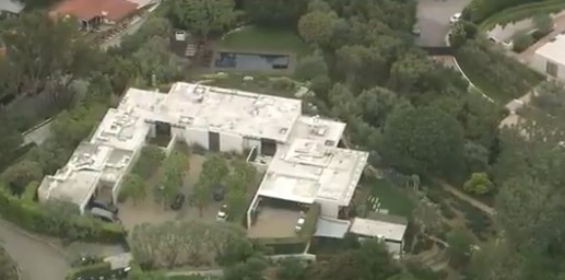 Arrestan a hombre tras chocar su vehículo contra la mansión de Jennifer Aniston en Los Ángeles